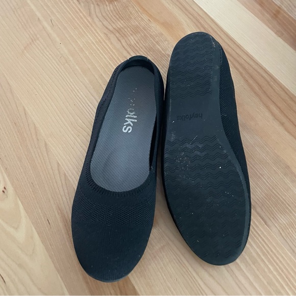 Hey Folks slip on shoes size 8 that are machine washable. - Picture 4 of 4